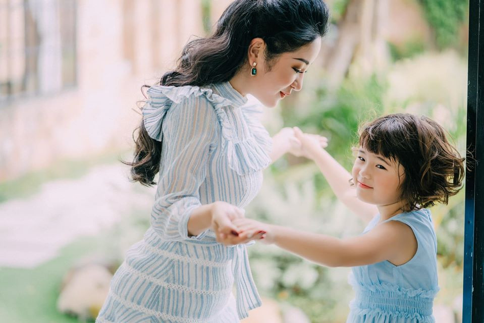 Từ khi mang bầu bé Nguyệt Cát, nữ danh hài đã xác định một cuộc sống làm mẹ đơn thân. Con gái là động lực để cô trở nên mạnh mẽ và cống hiến hết mình cho nghệ thuật.