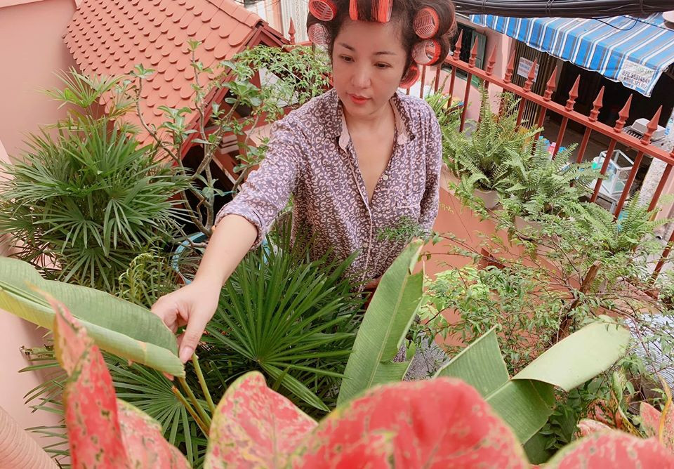 Thúy Nga chia sẻ khoảnh khắc yên bình trong căn nhà 10 tỷ ở TP HCM. Đây là nơi nữ danh hài sống cùng mẹ, em trai và con gái sau sóng gió hôn nhân.