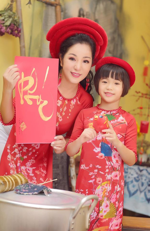 Dù bận rộn và nhiều khi không có thời gian dành cho con nhưng nữ danh hài tự hứa sẽ cố gắng sắp xếp mọi việc để hai mẹ con luôn được gần nhau. Cô nhắn nhủ tới con gái: "Cuộc đời này vì con mẹ không sợ khổ. Mẹ chỉ sợ mình quá tệ khi không làm tròn trách nhiệm chữ làm mẹ của con thôi!!! Mẹ luôn yêu con và bên con dù bất cứ hoàn cảnh nào, vì trong mắt mẹ con là một đứa trẻ rất đặc biệt!".