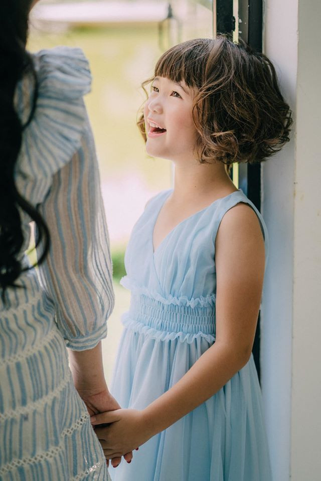 Con gái danh hài Thúy Nga lớn bổng ở tuổi lên 7. Cô bé được khen càng lớn càng xinh xắn, hoạt bát và đáng yêu. Trong một lần trả lời phỏng vấn, Thúy Nga bày tỏ niềm tự hào vì con gái tuy còn nhỏ nhưng rất hiểu chuyện. Bé hiểu cảnh mẹ phải nuôi con một mình nên sống rất tình cảm và thương mẹ.