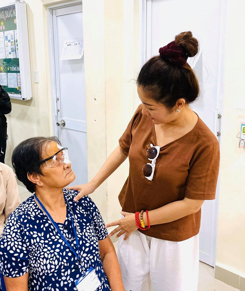 Nữ nghệ sĩ hài rất tích cực làm từ thiện, chia sẻ với những người kém may mắn.