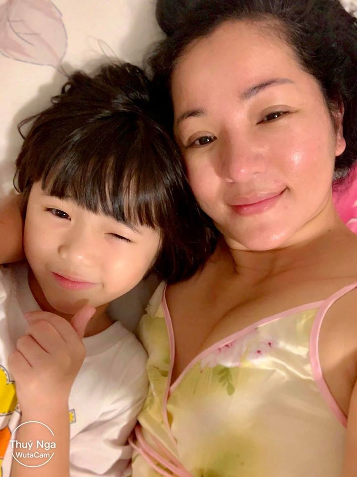 Cô cũng đưa con gái về quê hương để bé học ngôn ngữ và hiểu nhiều hơn về văn hóa Việt Nam.