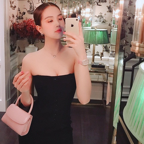 Không có đại gia, Ngọc Trinh giờ vẫn có thể thoải mái đi du lịch sang chảnh, mua sắm đồ hiệu không tiếc tay... Ít nhất đấy là những gì cô thể hiện, dù là bề nổi.