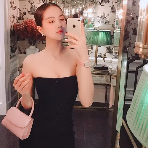 Không có đại gia, Ngọc Trinh giờ vẫn có thể thoải mái đi du lịch sang chảnh, mua sắm đồ hiệu không tiếc tay... Ít nhất đấy là những gì cô thể hiện, dù là bề nổi.