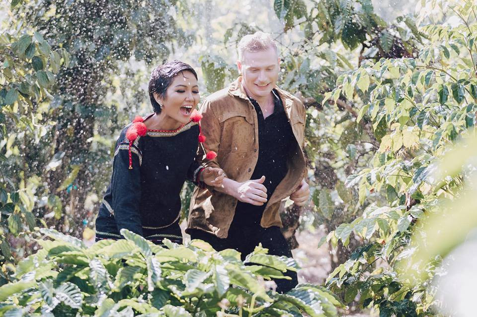 Bức xúc vì điều này, Kyo York đã chọn dịp Valentine vừa qua để công khai người yêu nhưng lại che gần hết khuôn mặt. Nam ca sĩ lý giải: "Che lại vì muốn bảo vệ em cho đến ngày chính thức công bố! Khi là người của công chúng tôi ý thức càng cao trong việc bảo vệ tình yêu và hạnh phúc của mình cũng như tránh những rắc rối hiểu lầm đáng tiếc. Tôi đã từng tan vỡ tình cảm với một cô gái miền Tây cũng vì sự nổi tiếng của mình khi đó tôi không có kinh nghiệm để bảo vệ đời sống cá nhân".