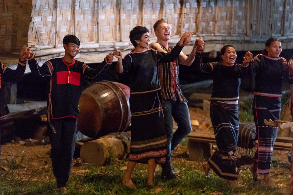 Đặc biệt là sau lần kết hợp với Hoa hậu H'hen Niê dịp Tết Nguyên đán vừa qua, chàng soái ca Tây này bị vướng không ít tin đồn trăng hoa, lãng tử. Các fan của Hoa hậu còn cho rằng anh đã có vợ con và không xứng đáng với H’Hen.