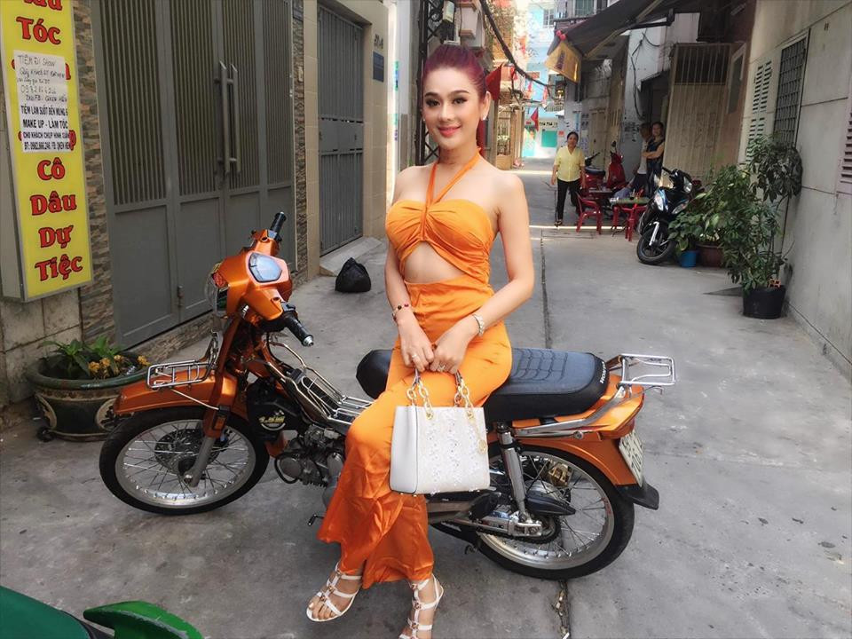 Nữ ca sĩ thường diện những chiếc ác cut cup táo bạo, khoe vòng một gợi cảm.