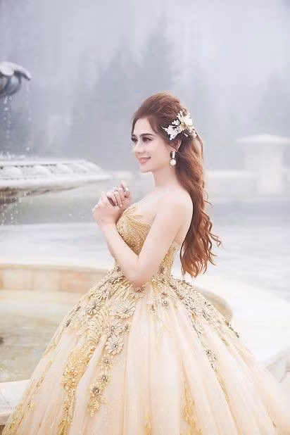 Sự táo bạo ấy của người đẹp chuyển giới khiến dân tình không ít lần "đỏ mặt".