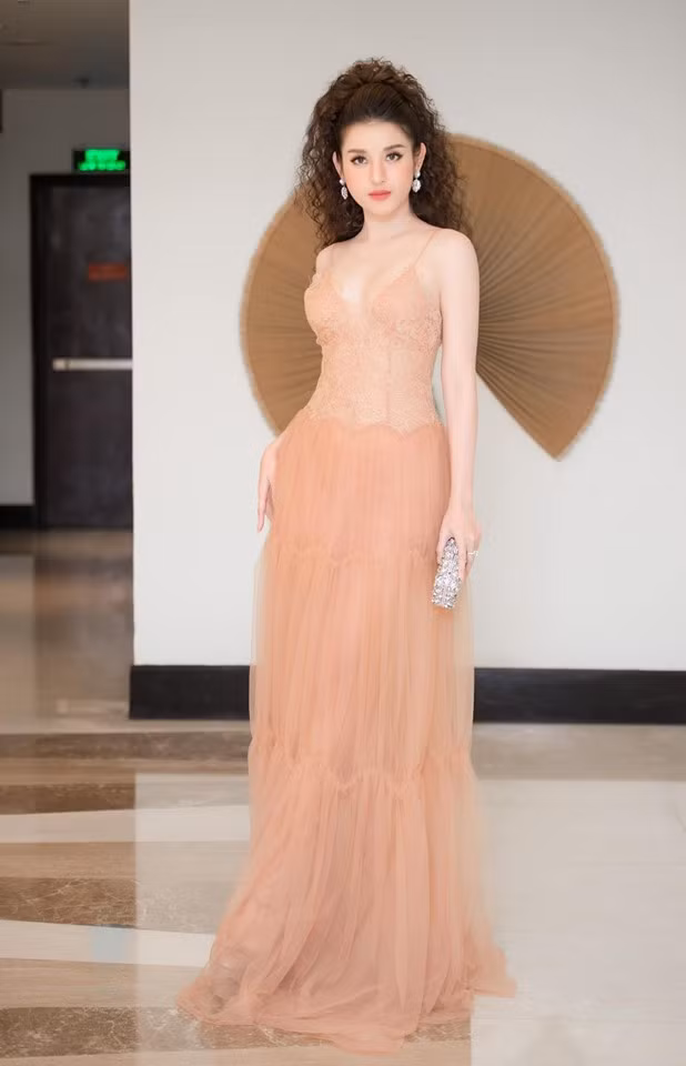 Gương mặt xinh đẹp cùng vóc dáng hoàn hảo của mỹ nhân họ Nguyễn "hút hồn" người đối diện. Ảnh: FBNV.