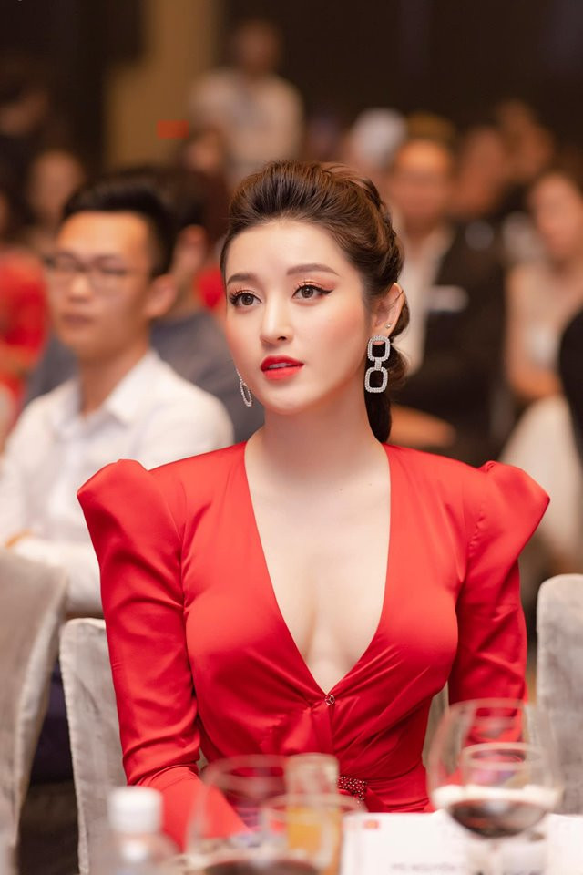 Huyền My ngày càng "lên hương" nhan sắc, đằm thắm và quyến rũ hơn.