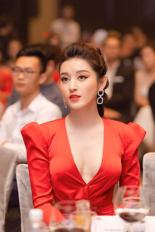 Huyền My ngày càng "lên hương" nhan sắc, đằm thắm và quyến rũ hơn.