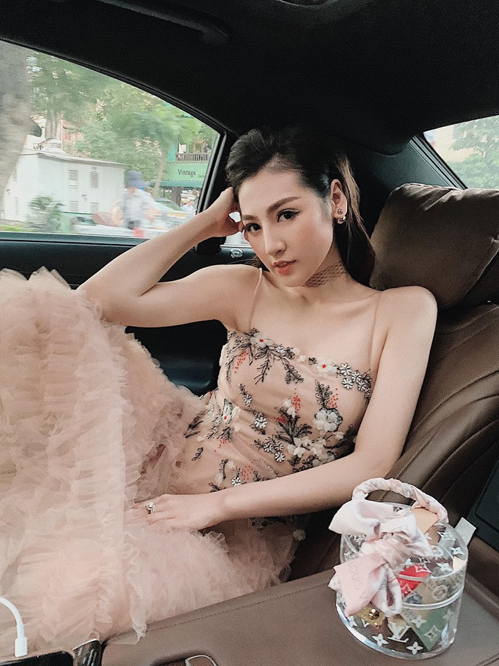 Tú Anh khiến bao nhiêu cô gái phải ghen tỵ khi sở hữu nhan sắc tự nhiên đẹp mê hồn với gương mặt thanh tú, sống mũi cao, đôi mắt to hút hồn, làn da trắng sứ và thân hình quyến rũ...