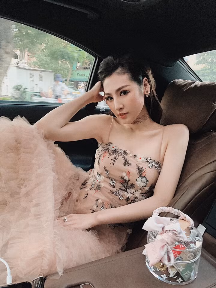 Tú Anh khiến bao nhiêu cô gái phải ghen tỵ khi sở hữu nhan sắc tự nhiên đẹp mê hồn với gương mặt thanh tú, sống mũi cao, đôi mắt to hút hồn, làn da trắng sứ và thân hình quyến rũ...