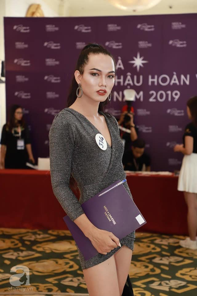 Trang Fanpage chính thức của cuộc thi giới thiệu: "Thí sinh mang SBD 314 là cô gái đặc biệt thứ hai của HHHV VN 2019. Nguyễn Lâm Hoàng Hiếu Trung đến từ Vĩnh Long đã mang sự nghiêm túc, chuyên nghiệp và tinh thần #BraveHeart đến với cuộc thi! Cô cũng chưa từng trải qua bất cứ phẫu thuật nào trên cơ thể". Ảnh: Afamily.