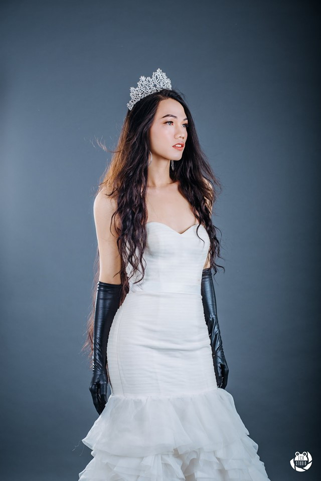 Trong bộ váy ôm sát gợi cảm với mái tóc dài đầy nữ tính, Bolo Nguyễn Lâm khoe vẻ đẹp "độc lạ", lạnh lùng và sắc sảo. Ảnh: Hoàng Đạt.