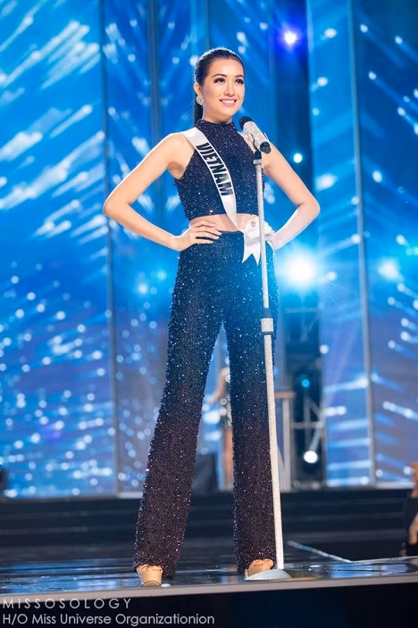 Trước câu hỏi tiếng Anh: "Tại sao bạn lại chọn tham dự Miss Universe?" thì Lệ Hằng lại "lạc bầy" khi là thí sinh duy nhất trả lời bằng tiếng mẹ đẻ. Ảnh: Missosology.