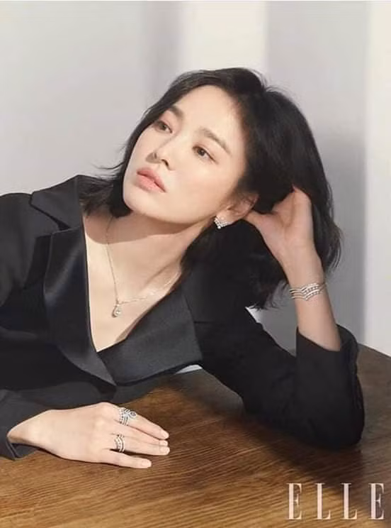 Nữ diễn viên cũng cho biết, nếu có duyên với cô thì bất kể thế nào cũng sẽ đến, còn nếu vô duyên thì cô có muốn cũng chẳng thể vội vàng. Chuyện gì không thể giải quyết được thì hãy buông tay, thuận theo lẽ tự nhiên, như vậy tâm hồn sẽ được thanh thản. Cô luôn ghi nhớ điều mà mẹ từng răn dạy.