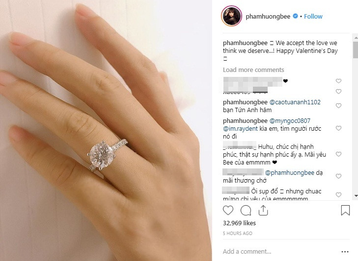 Theo đó, bức ảnh được Hoa hậu Phạm Hương chia sẻ cùng dòng chú thích: “Chúng tôi chấp nhận tình yêu mà chúng tôi nghĩ là mình xứng đáng. Chúc mừng lễ tình nhân”.