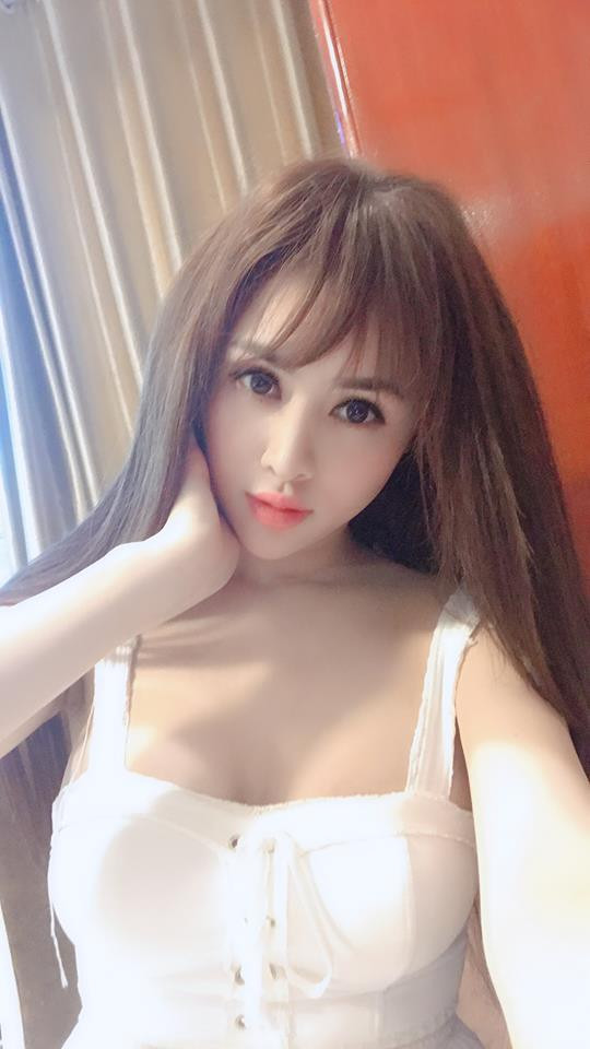 Cô nàng chịu khó "thả thính" trên mạng xã hội và chăm "cưa sừng làm nghé" với hình ảnh trẻ trung, quyến rũ.