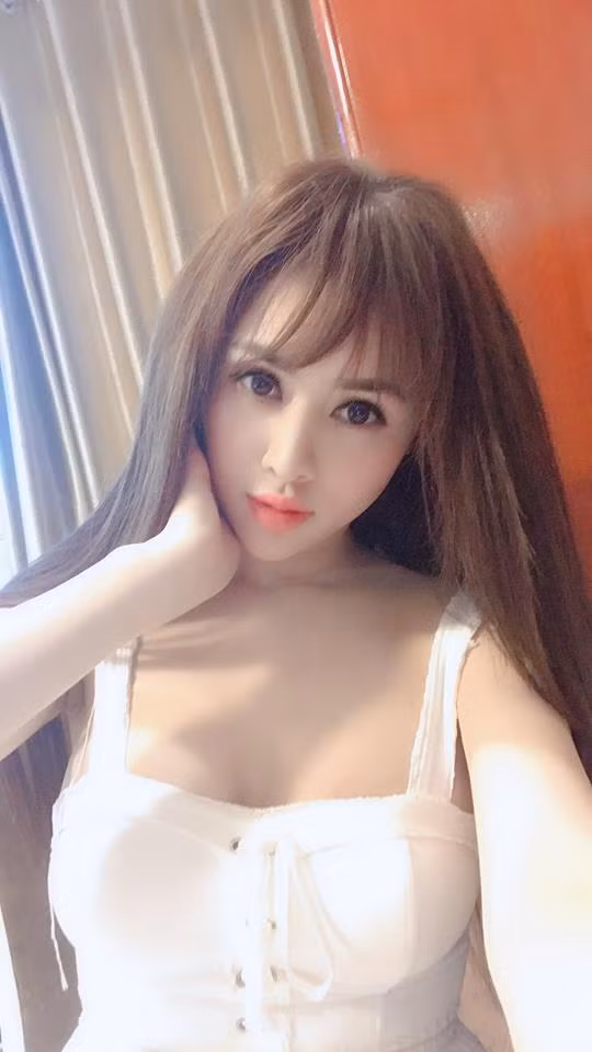 Cô nàng chịu khó "thả thính" trên mạng xã hội và chăm "cưa sừng làm nghé" với hình ảnh trẻ trung, quyến rũ.