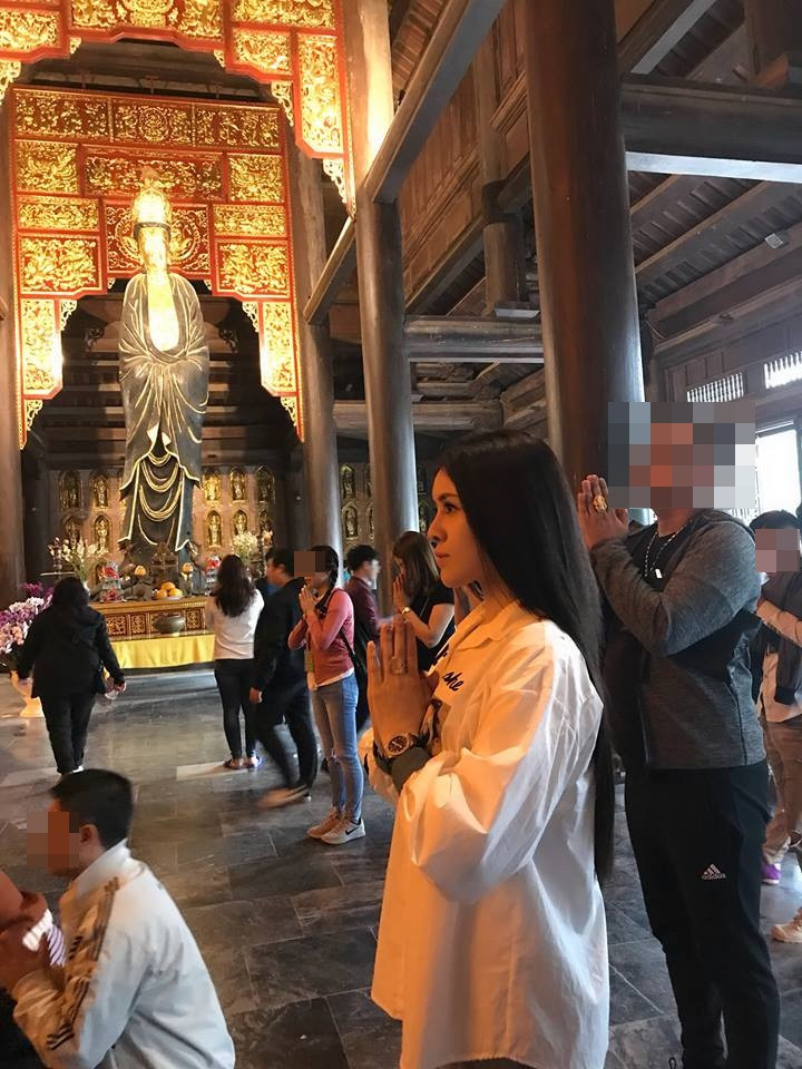 Thư Dung cũng thường xuyên đăng ảnh đi lễ chùa để cầu bình an.