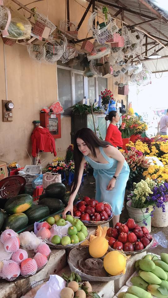 Hình ảnh cuộc sống sang chảnh của "Á hậu bị tước vương miện" đối lập với gia cảnh khó khăn của người đẹp ở quê. Thời điểm vướng nghi án bán dâm, người đẹp sinh năm 1995 dành nhiều thời gian hơn khi về Hà Giang để chăm sóc ba bị bệnh nặng và phụ mẹ bán trái cây ngoài chợ.