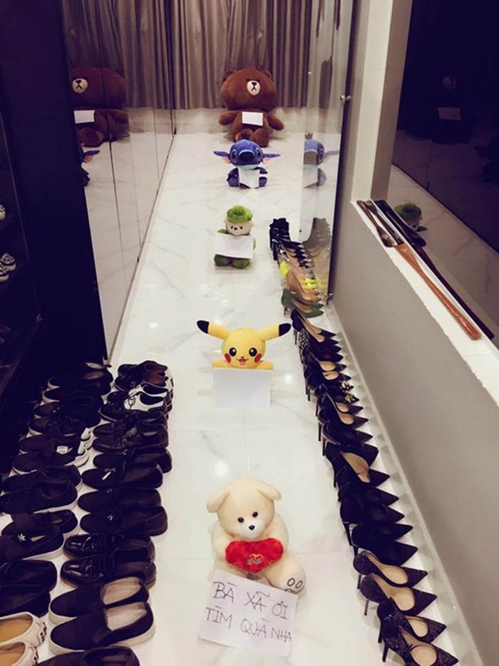 Trấn Thành còn khoe khéo BST giày cực khủng của hai vợ chồng trong bức ảnh thách đố vợ tìm được quà.