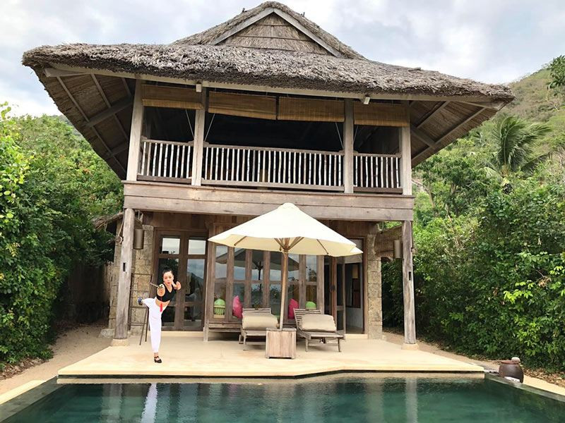 Nữ nghệ sĩ rèn luyện sức khỏe và tinh thần bằng cách luyện tập bộ môn múa kiếm kết hợp với thái cực quyền.