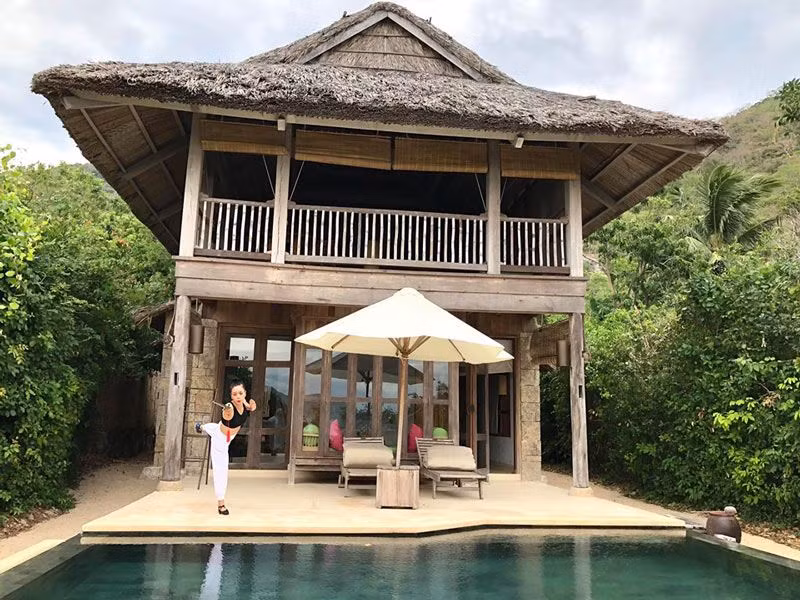 Nữ nghệ sĩ rèn luyện sức khỏe và tinh thần bằng cách luyện tập bộ môn múa kiếm kết hợp với thái cực quyền.