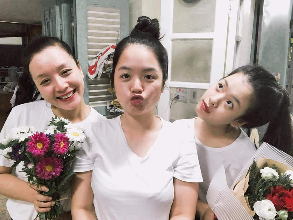 Nhờ những nỗ lực đó mà bà mẹ của hai cô con gái xinh đẹp khiến nhiều người phải ngưỡng mộ vì nhan sắc trẻ trung. Ảnh: FBNV.