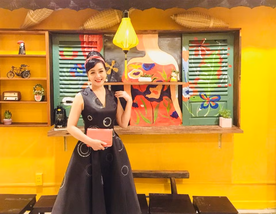 Dù đã lên chức bà ngoại nhưng nữ nghệ sĩ vẫn khiến nhiều người phải ghen tỵ với vẻ ngoài trẻ trung, gợi cảm, cùng thân hình săn chắc.