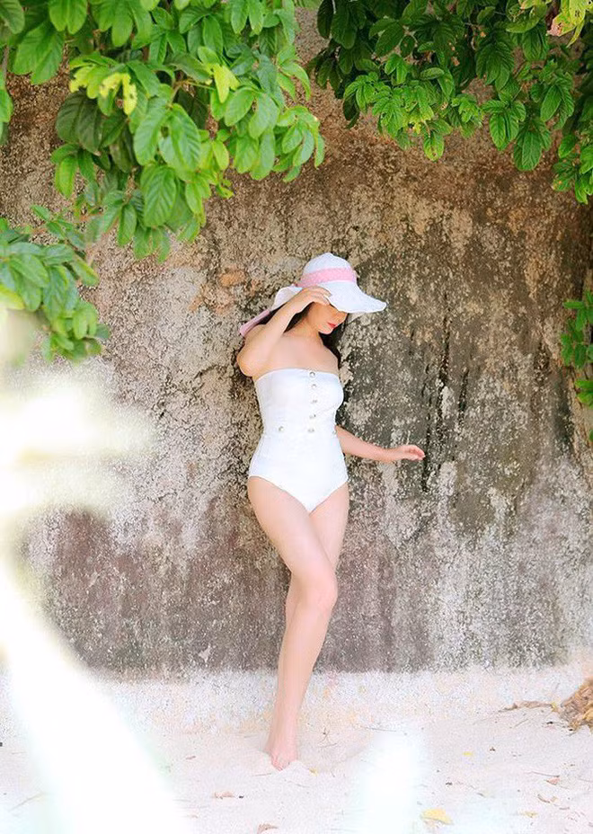 Vẻ đẹp "không tuổi" của NSƯT Chiều Xuân giúp chị tự tin khoe nhan sắc trong những bộ bikini nóng bỏng.