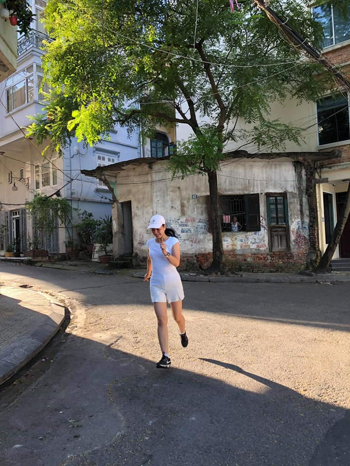 Nữ nghệ sĩ cũng thường xuyên dậy sớm chạy bộ để duy trì sức khỏe và vóc dáng.