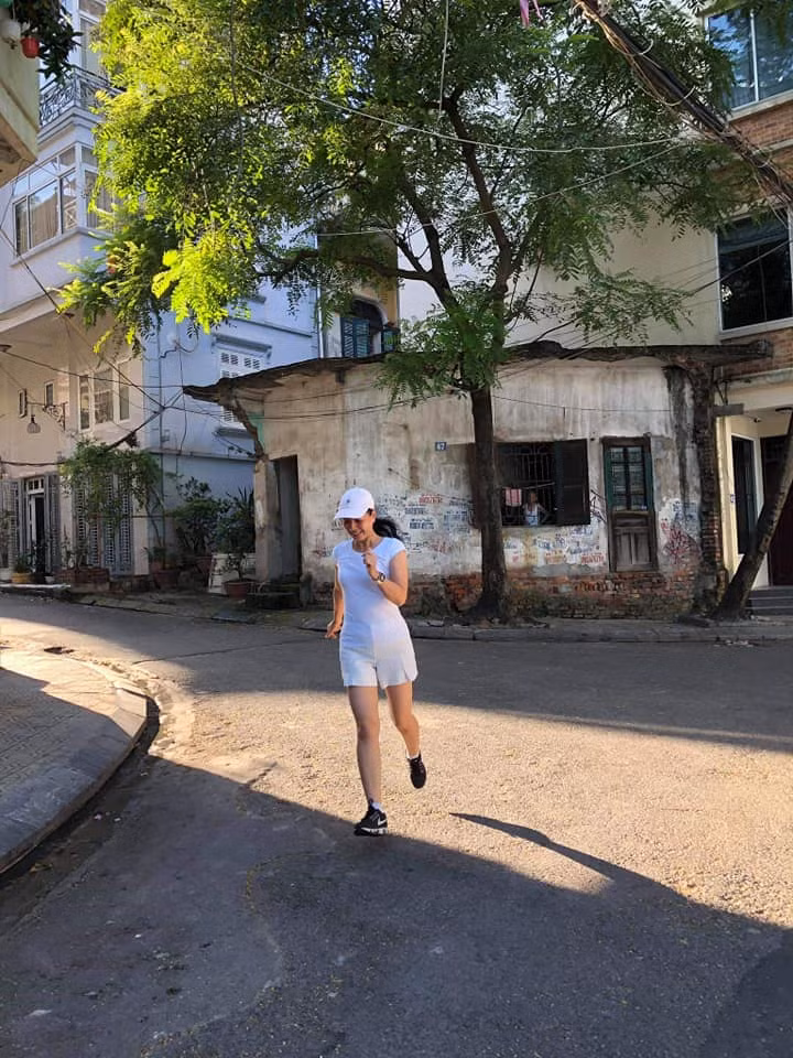 Nữ nghệ sĩ cũng thường xuyên dậy sớm chạy bộ để duy trì sức khỏe và vóc dáng.