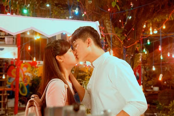 Harry Lu xuất thân là một động viên bóng rổ và lấn sân làm người mẫu, đóng phim. Anh và Midu trở nên thân thiết sau khi kết hợp ăn ý trong bộ phim “4 năm 2 chàng 1 tình yêu”.