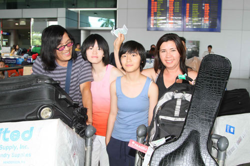 Năm 2015, cặp đôi vàng của làng giải trí và hai con gái lớn phổng phao bất ngờ trở về Việt Nam để tham gia một show diễn tại TP HCM.