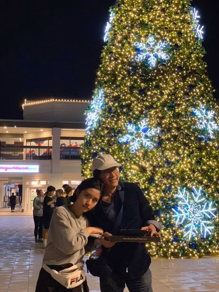 Sau nhiều năm vắng bóng, cặp đôi song ca đình đám vẫn nuôi niềm đam mê âm nhạc và có một cuộc sống gia đình hạnh phúc. Trên trang cá nhân của mình, Phương Thảo chia sẻ: "Hai con gái đã 18 và 21 tuổi; chọn con đường âm nhạc, trên con đường học hỏi và sống với ba mẹ". Vợ chồng Phương Thảo cũng dành nhiều thời gian rèn tiếng Việt cho hai con. Ảnh: FBNV.