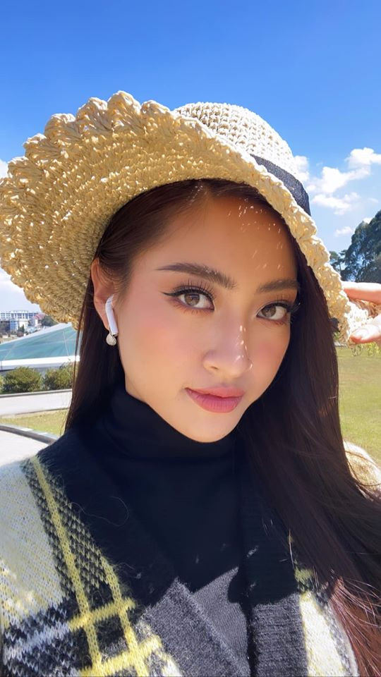 Sự tự tin cùng khả năng giao tiếp tiếng Anh tốt là một trong những lợi thế giúp nàng hậu sinh năm 2000 "ghi điểm" với bạn bè quốc tế.