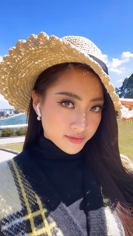 Sự tự tin cùng khả năng giao tiếp tiếng Anh tốt là một trong những lợi thế giúp nàng hậu sinh năm 2000 "ghi điểm" với bạn bè quốc tế.