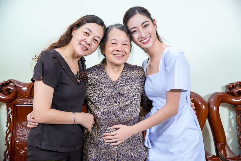 Lương Thùy Linh khoe nét đẹp rạng rỡ được thừa hưởng từ mẹ và bà ngoại của mình.