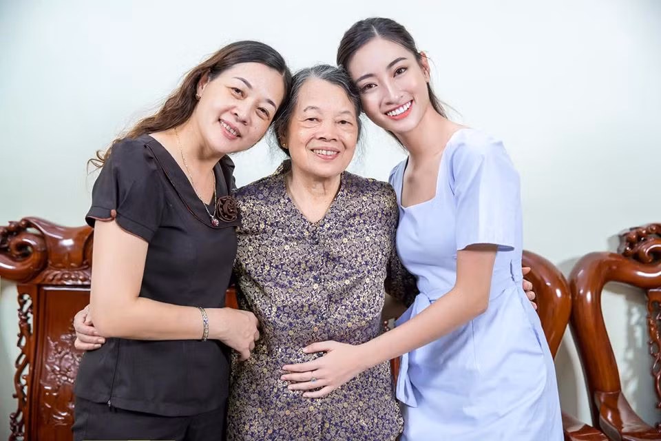 Lương Thùy Linh khoe nét đẹp rạng rỡ được thừa hưởng từ mẹ và bà ngoại của mình.