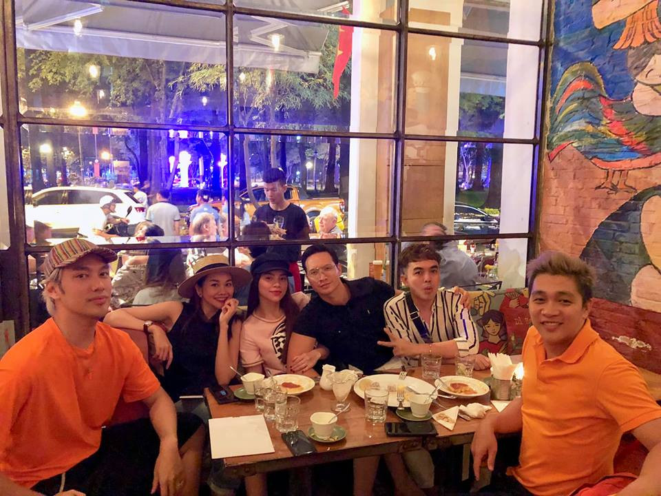 Sau mỗi một cuộc tình với đại gia kết thúc trong ồn ào, người ta lại thấy một Hà Hồ bình yên bên người đàn ông mới. Nhưng phải đến Kim Lý, chuyện tình cảm của cô mới nhận được nhiều sự ủng hộ.