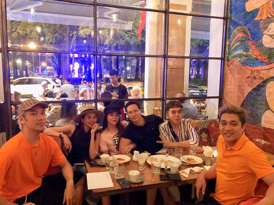 Sau mỗi một cuộc tình với đại gia kết thúc trong ồn ào, người ta lại thấy một Hà Hồ bình yên bên người đàn ông mới. Nhưng phải đến Kim Lý, chuyện tình cảm của cô mới nhận được nhiều sự ủng hộ.