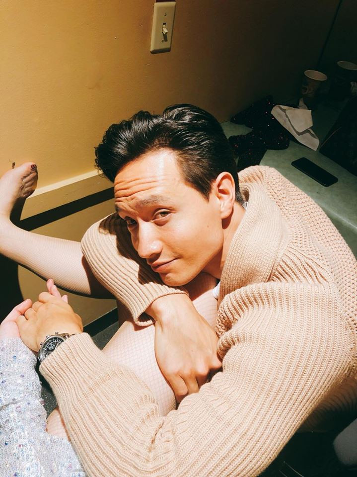 Những tin đồn tình ái quanh Hà Hồ nhiều, nhưng chỉ đến khi yêu nam diễn viên "Hương Ga" cô mới công khai thừa nhận và thoải mái thể hiện tình yêu, nắm tay nhau đi khắp thế gian.