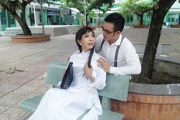 Dù vướng nhiều lời đàm tiếu quanh chuyện giới tính nhưng nam ca sĩ 6X luôn cảm thấy may mắn khi bà xã Kim Ngân luôn yêu thương và động viên anh.