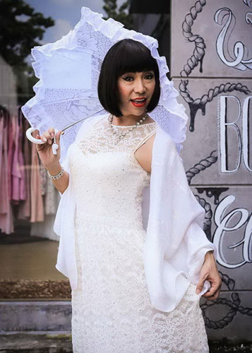 Theo đó, nam ca sĩ trấn an fan trên trang cá nhân: "Cả nhà mình yên tâm nhé, tôi vẫn khoẻ và đẹp. Hiện tôi đang khá bận, điều kiện thời gian không cho phép nên tôi không thể phát ngôn gì trước lùm xùm chuyển giới. Tôi cũng gửi lời xin lỗi đến truyền thông báo giới, đến khán giả của mình vì đã không hồi đáp kịp thời những ngày qua. Tôi sẽ sớm có câu trả lời chính thức cho việc này trong vài ngày tới".