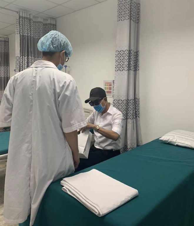 Vốn gây nhiều lời đồn thổi quanh chuyện giới tính nhưng những ngày qua, thông tin ca sĩ Long Nhật đi phẫu thuật chuyển đổi giới tính ở tuổi 52 mới thật sự khiến cư dân mạng, người hâm mộ và đồng nghiệp của nam ca sĩ quan tâm.