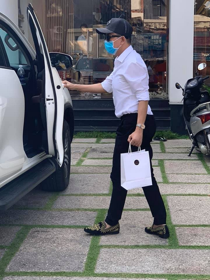 Tin đồn ca sĩ Long Nhật phẫu thuật chuyển giới bắt nguồn từ việc hình ảnh anh đang ở trong bệnh viện, che mặt khá kỹ được lan truyền.