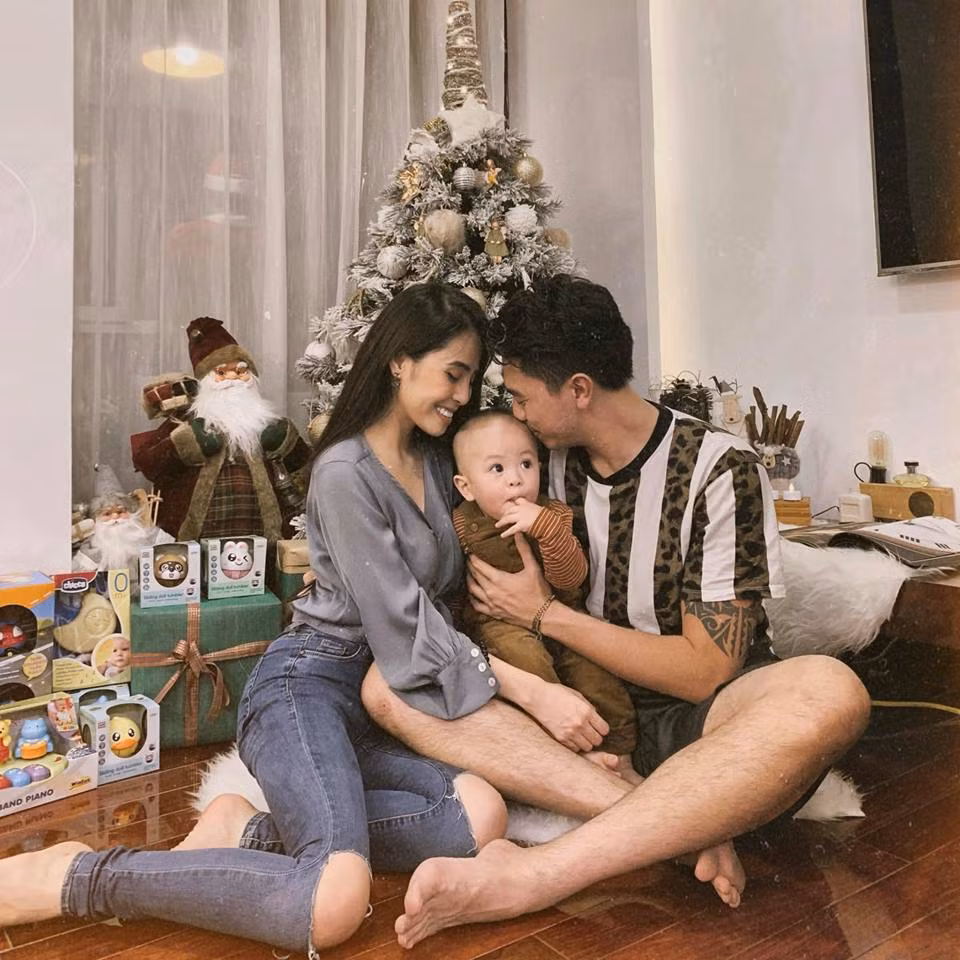 Hai năm sau kết hôn, ông xã giọng ca 9X từng chia sẻ với báo chí rằng, mặc dù có những lúc cãi vã, bất đồng, vợ nhiều lần đòi chia tay nhưng cuối cùng cũng tìm được tiếng nói chung nhờ sự cảm thông, chia sẻ.