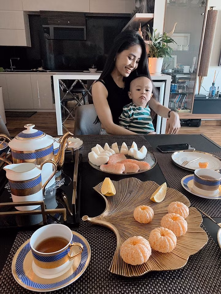 Kể từ khi lấy chồng, nữ ca sĩ hạn chế các hoạt động giải trí để dành thời gian chăm sóc cho gia đình. Cô cũng thường xuyên khoe khéo không gian tổ ấm khi đăng ảnh chăm sóc thiên thần nhỏ.